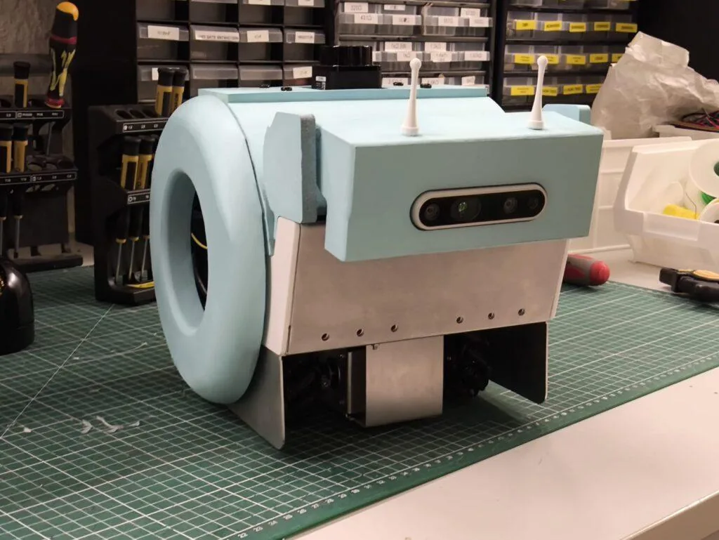 SN.AI.l educational robot developed at ISIR